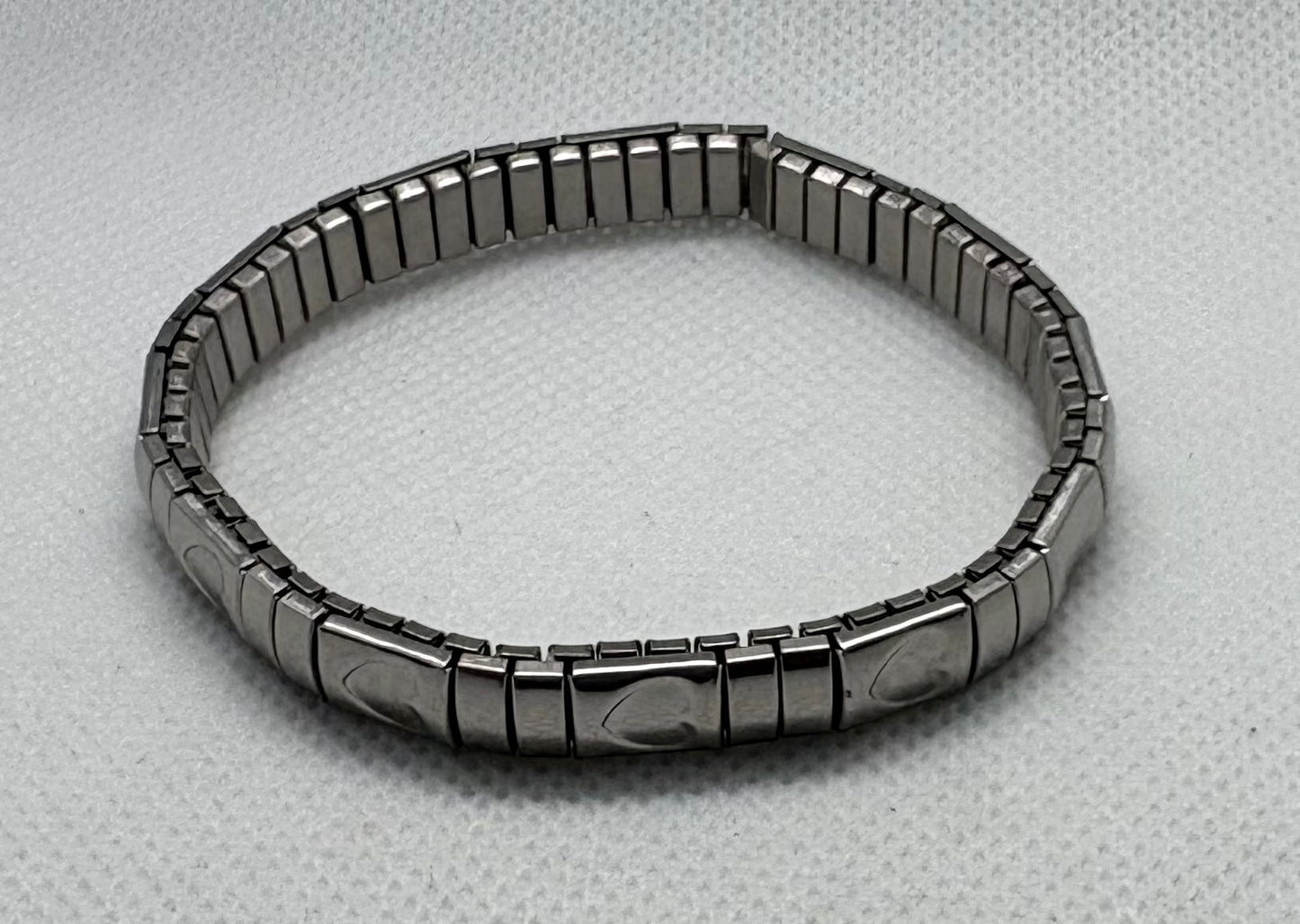 Brazalete acero mini corazones