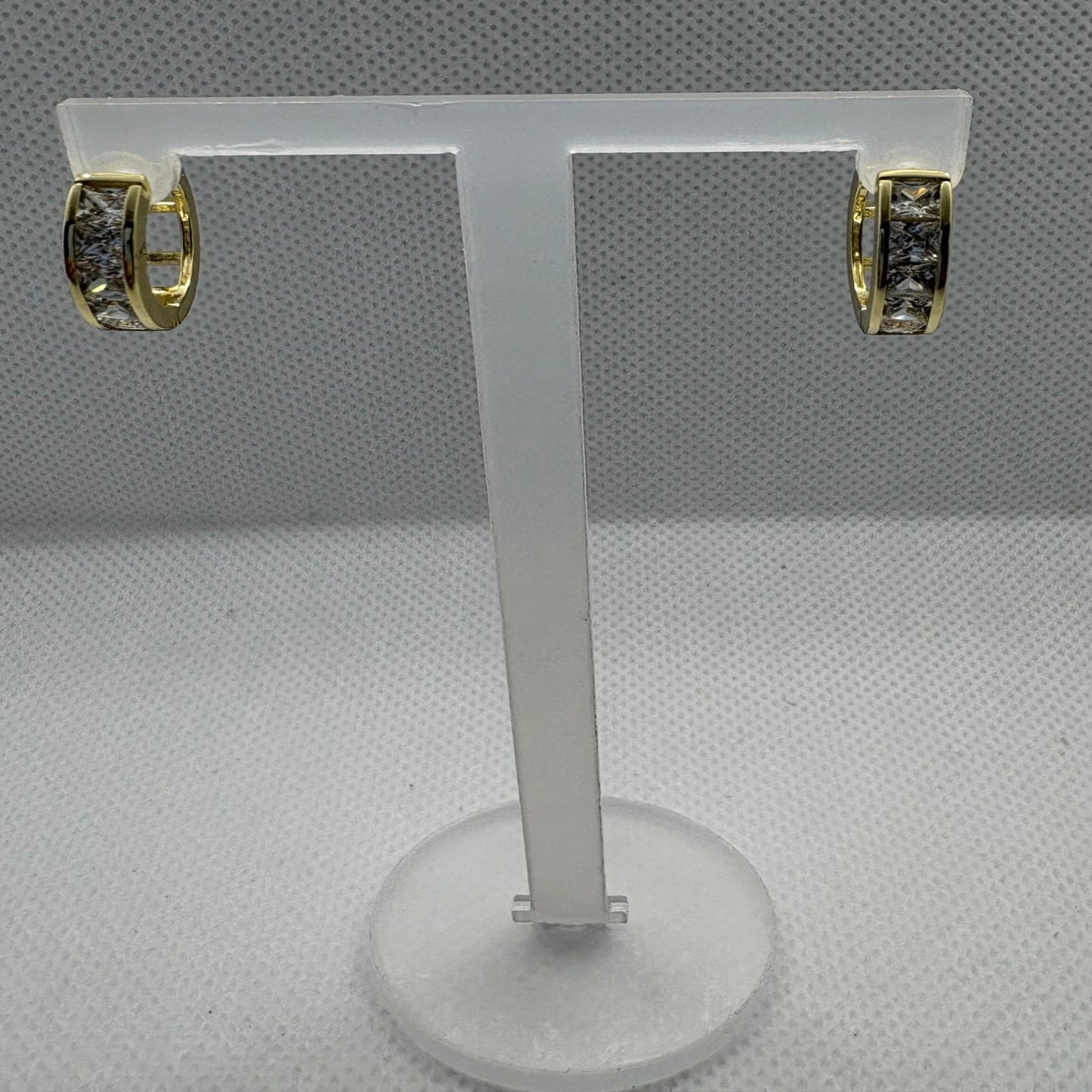 Huggies zirconia cúbica